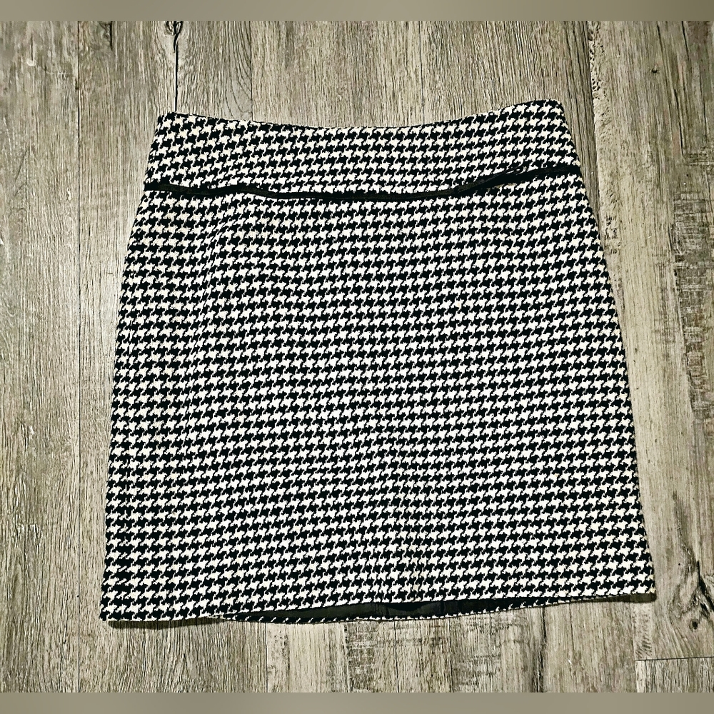 Apostrophe Size 10 Wool Rayon black and white houndstooth skirt, formal, chic,